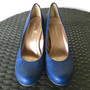 *SALE* BCBG blue wedges, faux snakeskin, size 6